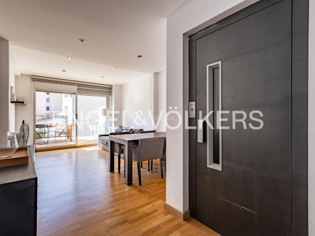 Casa adosada en venta en Sabadell, Gràcia. Fantástica casa con ascensor garaje y terraza cerca del centro. Casas adosadas.