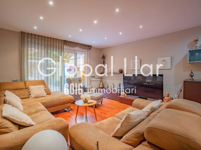 Casa adosada en venta en Sabadell, Gràcia. Única en la zona. diseño y acabados. Casas adosadas.