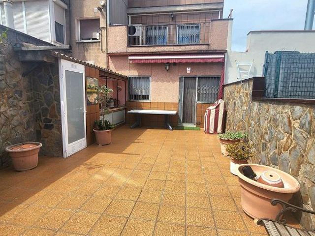 Casa adosada en venta en Sabadell, de 328 m² 4 habitaciones por 416.000