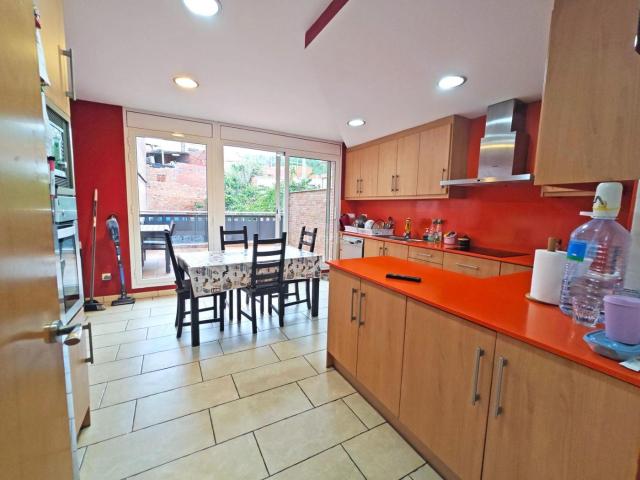 Casa adosada en venta en Sabadell, Poble Nou. CASA FAMILIAR CON ESTUDIO, PARKING Y JARDÍN. Casas adosadas.