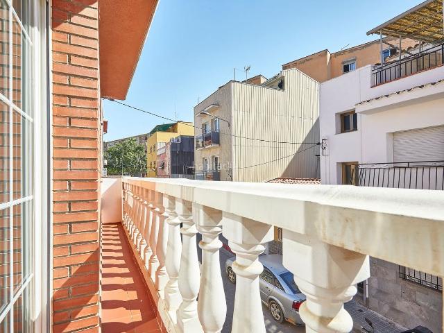 Casa adosada en venta en Sabadell, Torre romeu. Casa reformada ideal para dos familias con gran garaje y vistas espectaculares en Torre romeu. Casas adosadas.