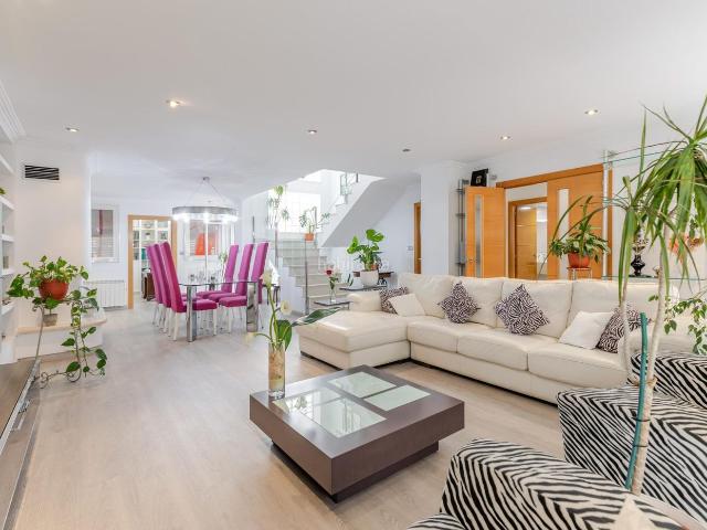 Casa adosada en venta en Sagunt, Centro puerto. 260 m2 de calidad, luz y amplitud en una vivienda diseñada para disfrutarla. Casas adosadas.