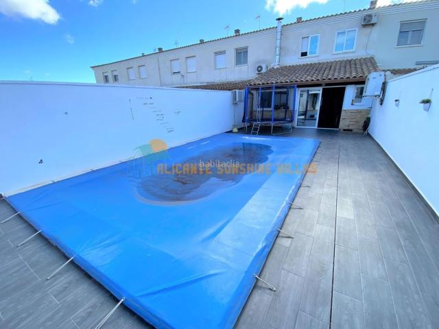 Casa adosada en venta en Salinas. Descubre esta joya oculta en Salinas, un pueblo encantador a solo 8 minutos de Sax, donde la tranquilidad se fusiona con la comodi. Casas adosadas.