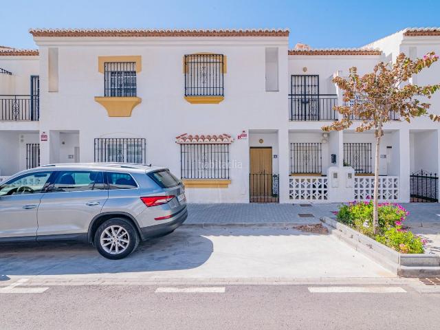 Casa adosada en venta en Salobreña, Salobreña Costa. Bienvenidos a este exclusivo chalet adosado en la privilegiada urbanización privada de Salobreña Playa. Casas adosadas.