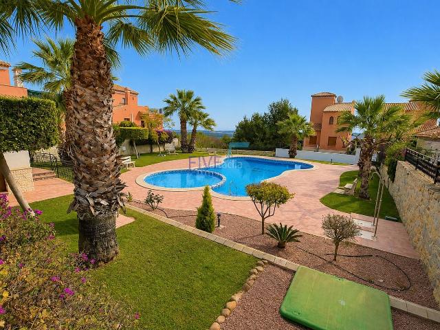 Casa adosada en venta en San Miguel de Salinas. Este hermoso bungalow de dos dormitorios y dos baños, orientado al sur, completamente amueblado, está situado dentro de la segura. Casas adosadas San.