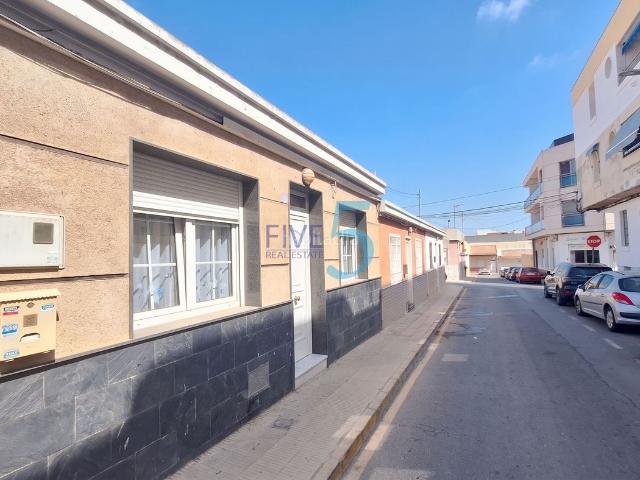 Casa adosada en venta en San Miguel de Salinas. Gran Oportunidad en el centro de San Miguel de Salinas! Se vende magnífica casa de pueblo lista para entrar a vivir. Cuenta con 4. Casas adosadas San.