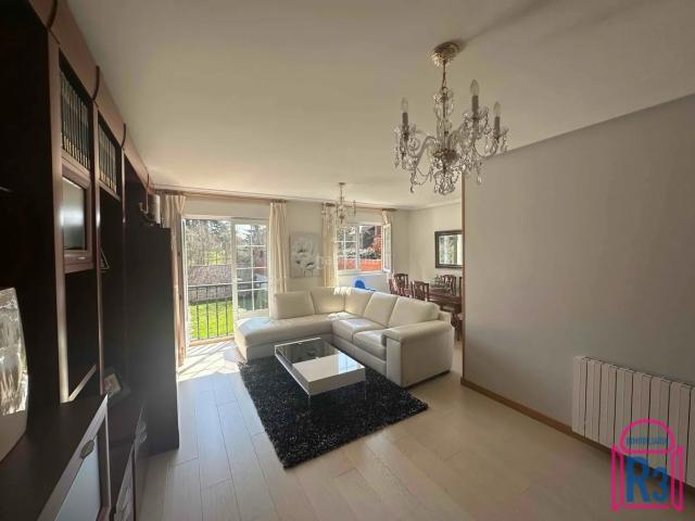Casa adosada en venta en San Andrés del Rabanedo, San Andrés del Rabanedo Pueblo. Amplio adosado con 5 dormitorios y 126 m de jardín. Zona piscinas. Casas adosadas San Andrés del.
