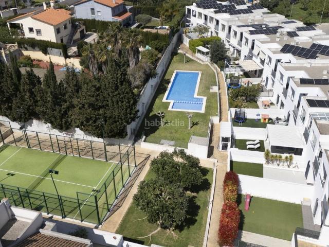 Casa adosada en venta en San Antonio de Benagéber. Exclusivo adosado en San Antonio de Benagéber! Vivienda amplia, luminosa y con todas las comodidades en zona residencial con pisci. Casas adosadas.