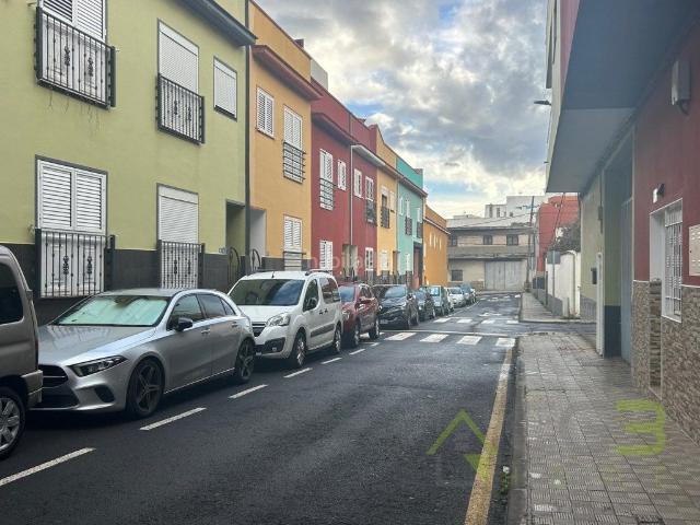 Casa adosada en venta en San Cristóbal de La Laguna, Los Baldíos Geneto Guajara. Oportunidad para inversores vivienda adosada de 4 plantas con garaje y azotea en Geneto, La Laguna. Casas adosadas.