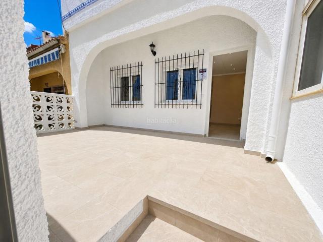 Casa adosada en venta en San Fulgencio. ADOSADO EN VENTA EN SAN FULGENCIODescubre este acogedor adosado en San Fulgencio, ideal para quienes buscan tranquilidad, comodida. Casas adosadas San.