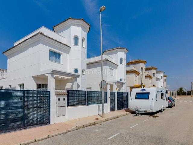 Casa adosada en venta en San Fulgencio. Casa adosada de 2 dormitorios y 3 baños con terraza en San Fulgencio. Casas adosadas San.