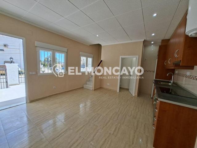 Casa adosada en venta en San Fulgencio. Fantástico adosado con solárium privado en urbanización La Marina, San Fulgencio, Costa Blanca. Casas adosadas San.