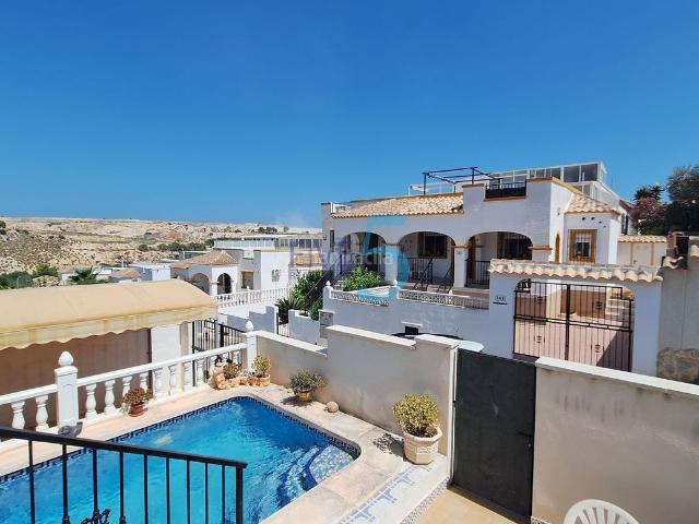 Casa adosada en venta en San Fulgencio. Impecable adosado de 2 habitaciones y 2 baños en la Urbanización La Marina San Fulgencio. Dispone de piscina privada, piscina comu. Casas adosadas San.