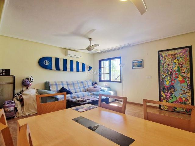 Casa adosada en venta en San Javier, Roda. Casa adosada bien presentada con piscina comunitaria, jardín privado y solárium, y excelentes conexiones de transporte en el centr. Casas adosadas San.