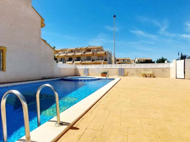 Casa adosada en venta en San Javier, Santiago de La Ribera. Casa adosada moderna en San Javier, Murcia, con 2 dormitorios, piscina compartida y proximidad a playas y campos de golf. Perfecto. Casas.