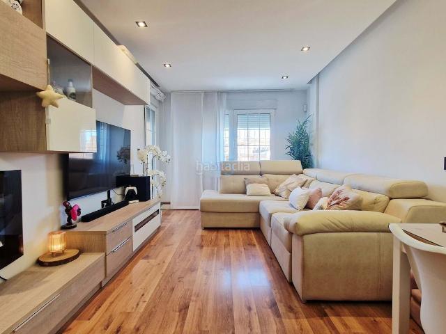 Casa adosada en venta en San Javier, San Javier. Casa adosada bien cuidada con cuatro dormitorios, tres baños y un garaje privado en una ubicación céntrica de San Javier. Disfruta. Casas adosadas San.