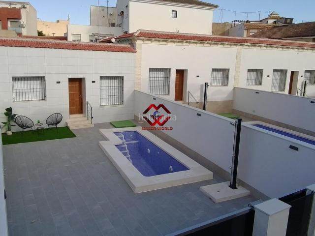 Casa adosada en venta en San Javier, San Javier. Exclusiva vivienda independiente con piscina privada en el centro de San Javier. Casas adosadas San.