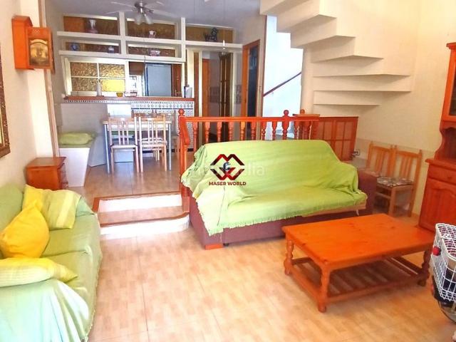 Casa adosada en venta en San Pedro del Pinatar, Los Cuarteros. Amplio dúplex con orientación sur y chimenea cerca de la playa. Casas adosadas San Pedro del.