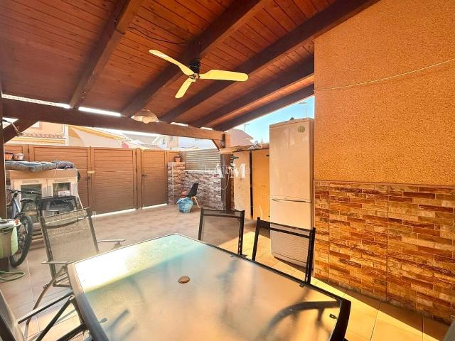 Casa adosada en venta en San Pedro del Pinatar, Los Peñascos El Salero Los Imbernones. EN VENTAPresentamos este bonito adosado en venta, justo al lado de la playa de las salinasnbspy cerca de todos.
