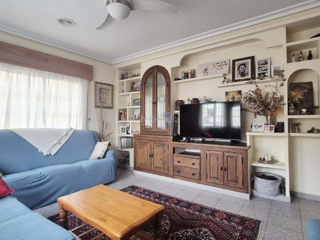 Casa adosada en venta en San Pedro del Pinatar, San Pedro del Pinatar. Bienvenidos a esta impresionante casa adosada en el corazón de la localidad costera de San Pedro del Pinatar. Esta espaciosa.