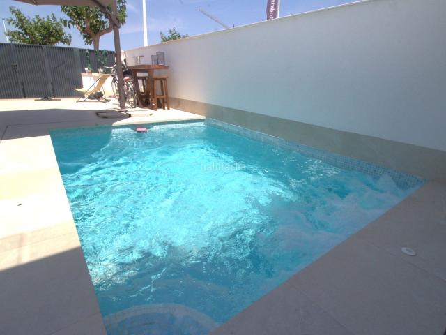 Casa adosada en venta en San Pedro del Pinatar, San Pedro del Pinatar. CASA ADOSADA A ESTRENAR en SAN PEDRO DEL PINATAR con 3 DORMITORIOS y PISCINA PRIVADAVIVIENDA REF DH3023 DORMITORIOS2.
