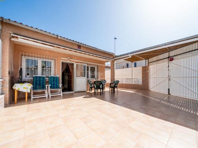 Casa adosada en venta en San Pedro del Pinatar, San Pedro del Pinatar. DescripcioacutenCasa pareada en esquina, distribuida enampnbspplanta baja con garaje y gran potencial en Santiago de la.
