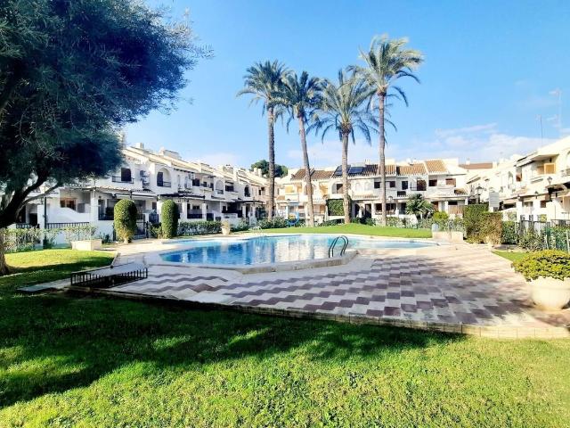Casa adosada en venta en San Pedro del Pinatar, San Pedro del Pinatar. Fantástica casa adosada de 2 habitaciones y 2 baños en el centro de San Pedro del Pinatar con una hermosa zona de piscina común.