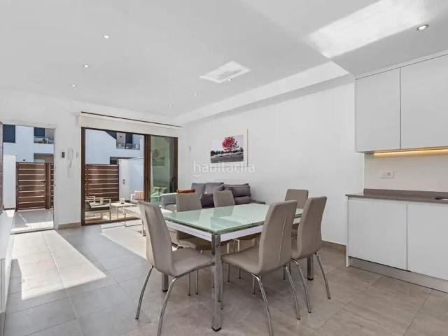 Casa adosada en venta en San Pedro del Pinatar, San Pedro del Pinatar. Moderna casa adosada de 3 dormitorios con piscina privada y amplio solárium en San Pedro del Pinatar. Casas adosadas San Pedro.
