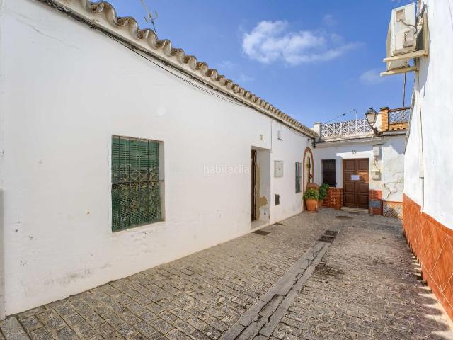 Casa adosada en venta en Sanlúcar la Mayor. Casa de una planta para reformar con 110 m2 construidos y 291 m2 de parcela en el centro de Sanlúcar la Mayor. Casas adosadas Sanlúcar la.