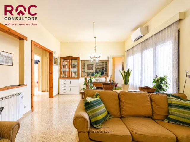 Casa adosada en venta en Sant Vicenç de Castellet. Casa unifamiliar con jardín, dos viviendas independientes y amplio garaje en Sant Vicenç de Castellet. Casas adosadas Sant Vicenç de.