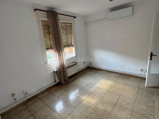 Casa adosada en venta en Sant Vicenç de Castellet. Se vende edificio para inversores. Casas adosadas Sant Vicenç de.