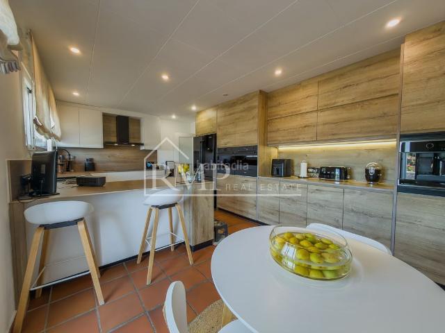 Casa adosada en venta en Sant Andreu de Llavaneres, Centre. Casa adosada con piscina climatizada y vistas al mar en el centro. Casas adosadas Sant Andreu de.