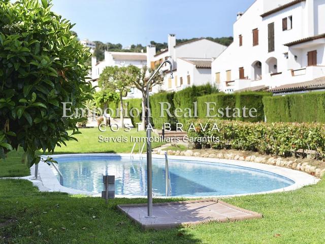 Casa adosada en venta en Sant Antoni de Calonge, Torre Valentina Mas Vilar de La Mutxada Treumal Costa Brava. Vivir o vacionar en Torrevalentina, disfrutar de la playa, el mar, piscinas, jardines y tu.
