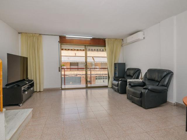 Casa adosada en venta en Sant Boi de Llobregat, Vinyets Molí Vell. Casa unifamiliar en Plaza Catalunya. Espacio, luz y calidad de vida para disfrutar en familia. Casas adosadas Sant Boi de.