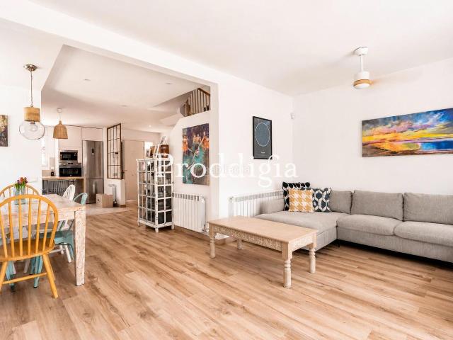 Casa adosada en venta en Sant Cugat del Vallès, Mira sol. Espectacular casa adosada en Mirasol esquinera totalmente reformada con gran jardín. Casas adosadas Sant Cugat del.