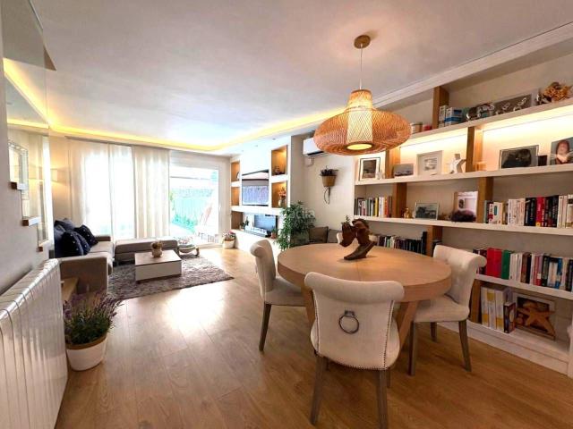 Casa adosada en venta en Sant Cugat del Vallès, Colomer. ADOSADA EN PARC CENTRAL CON PISCINA PRIVADA. Casas adosadas Sant Cugat del.