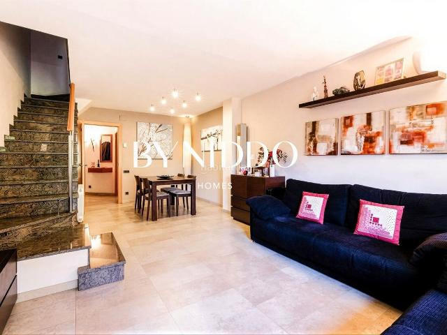 Casa adosada en venta en Sant Cugat del Vallès, Eixample. Casa familiar con jardín en una ubicación privilegiada. Casas adosadas Sant Cugat del.