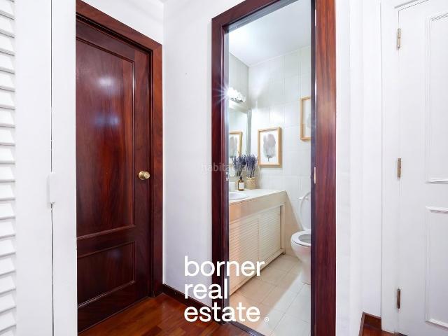 Casa adosada en venta en Sant Cugat del Vallès, Eixample. Exclusiva casa esquinera de 386m2 con jardín privado y piscina en LEixample. Casas adosadas Sant Cugat del.