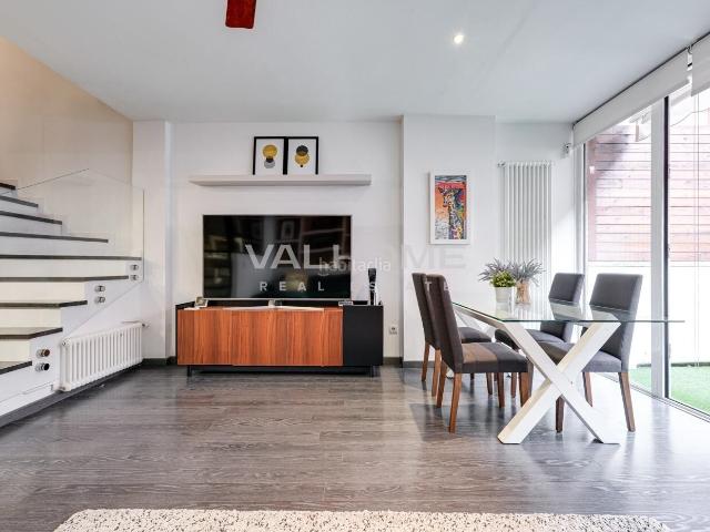 Casa adosada en venta en Sant Cugat del Vallès, Eixample. Fantástica casa adosada con piscina comunitaria en el Eixample de Sant Cugat. Casas adosadas Sant Cugat del.