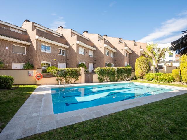 Casa adosada en venta en Sant Cugat del Vallès, Sant Domènec. àmplia casa adossada de 4 dormitoris amb jardí i piscina comunitàri. Casas adosadas Sant Cugat del.