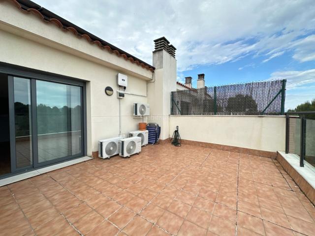 Casa adosada en venta en Sant Esteve Sesrovires. Casa adosada en Vinyes del Turó amplitud, privacidad y vida familiar con vistas. Casas adosadas Sant Esteve.