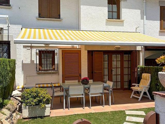Casa adosada en venta en Sant Feliu de Guíxols, de 63 m² 3 habitaciones por 326.000