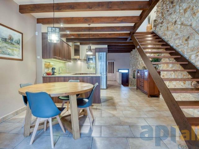 Casa adosada en venta en Sant Feliu de Guíxols, Eixample Costa Brava. CASA DE PUEBLO REFORMADA CON PATIO A 500m DE LA PLAYA. Casas adosadas Sant Feliu de.