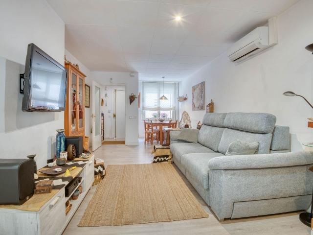 Casa adosada en venta en Sant Feliu de Guíxols, Eixample Costa Brava. Casa esquinera con encanto y terraza privada en pleno centro de Sant Feliu de Guíxols. Casas adosadas Sant Feliu de.