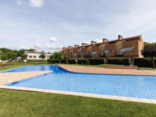 Casa adosada en venta en Sant Fost de Campsentelles. CASA CON PISCINA COMUNITARIA EN SANT FOST DE CAMPSENTELLES. Casas adosadas Sant Fost de.