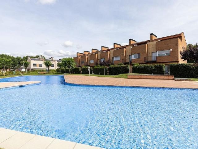 Casa adosada en venta en Sant Fost de Campsentelles, de 202 m² 4 habitaciones por 587.000