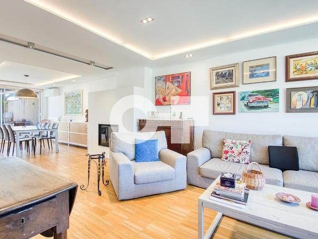 Casa adosada en venta en Sant Just Desvern, Centre. CASA ADOSADA JARDÍN MÁS DE 150M2 ORIENTACIÓN MAR REFORMADA EN 2015 230M2 CONSTRUIDOS 4 HAB 3 BAÑOS PLAZAS DE GARAJE CERRADAS. Casas adosadas.