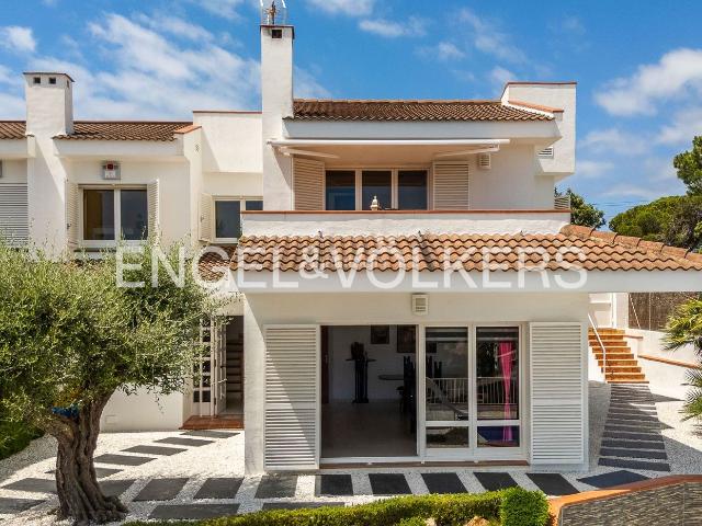 Casa adosada en venta en Sant Pol de Mar, Urbanitzacions. Casa con piscina y vistas al mar y a la montaña. Casas adosadas Sant Pol de.