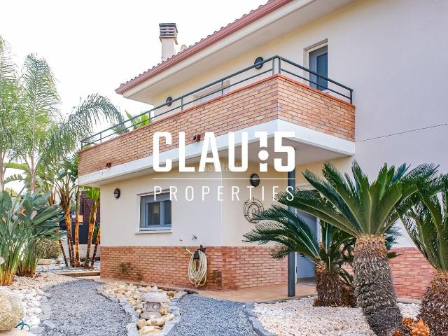 Casa adosada en venta en Sant Pol de Mar, Urbanitzacions. Casa en venta con piscina y vistas al mar en Sant Pol de Mar, ubicación privilegiada. Casas adosadas Sant Pol de.