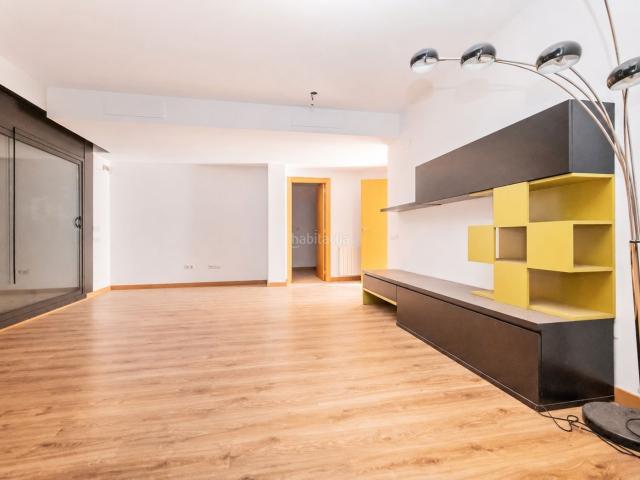 Casa adosada en venta en Sant Quirze del Vallès, Sant Quirze Parc Vallsuau Castellet. Tu casa a tu gusto. Gran chalet esquinero con jardín de 200m², piscina comunitaria y ubicación premium. Casas.